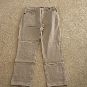 Gloria Vanderbilt Beige Denim Amanda Jeans Size 6.